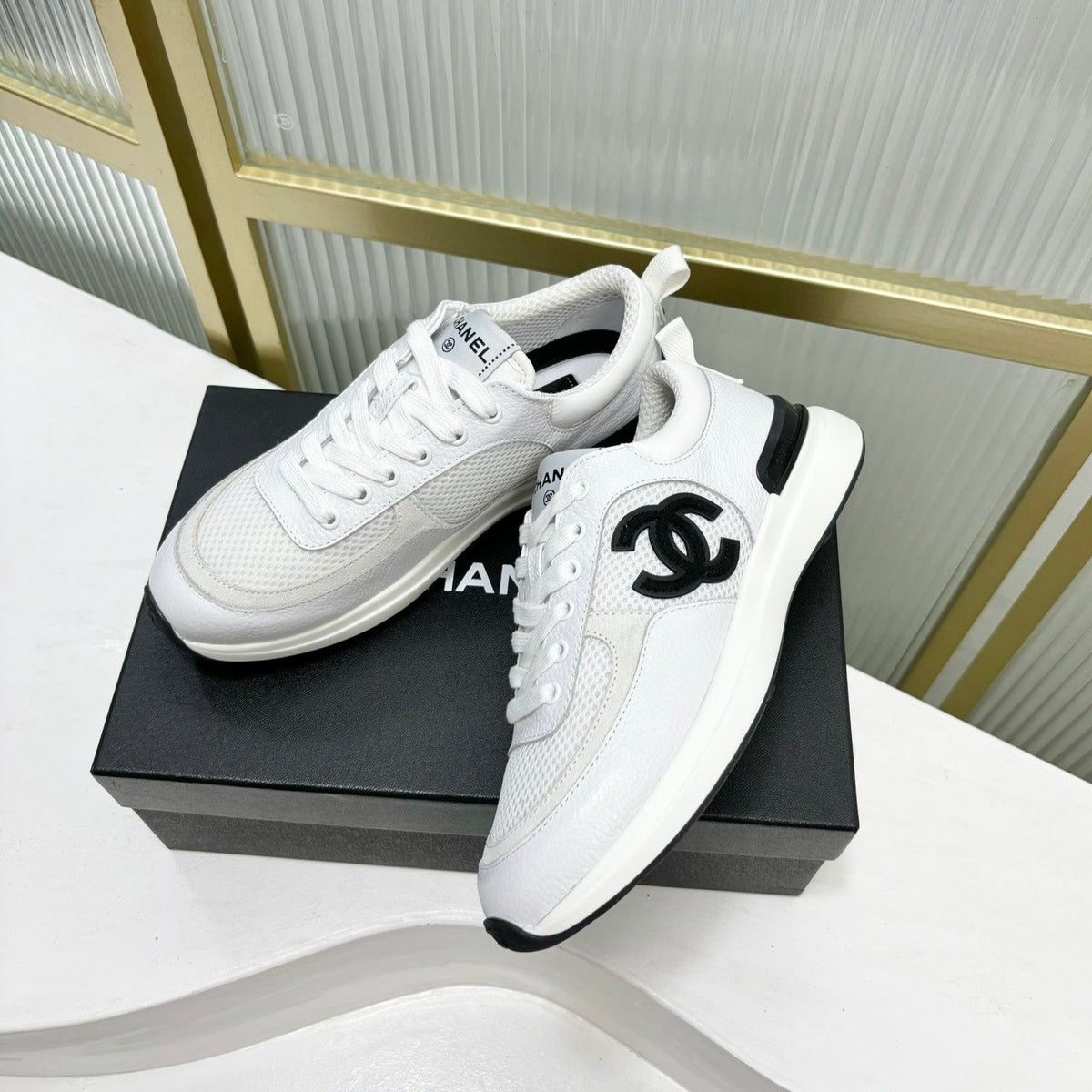 SNEAKER IN WHITE SUEDE AND BREATHABLE MESH