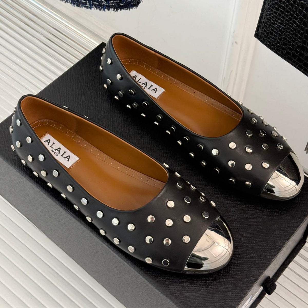 STUD-EMBELLISHED BALLET FLATS IN BLACK CALFSKIN