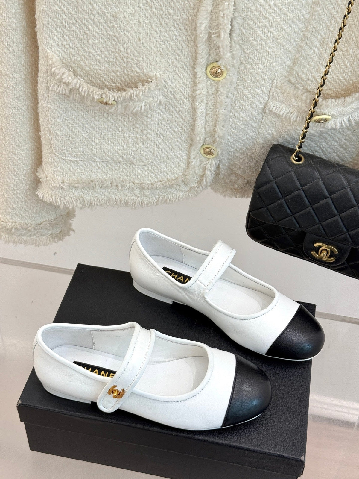 FLAT SHOES IN BLACK AND WHITE LAMBSKIN GOLD HARDWARE