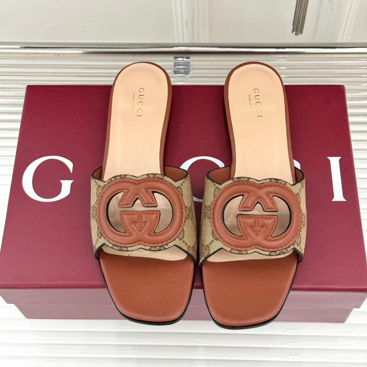 SLIDE SANDALS IN BURNT BROWN AND LIGHT BEIGE CALFSKIN
