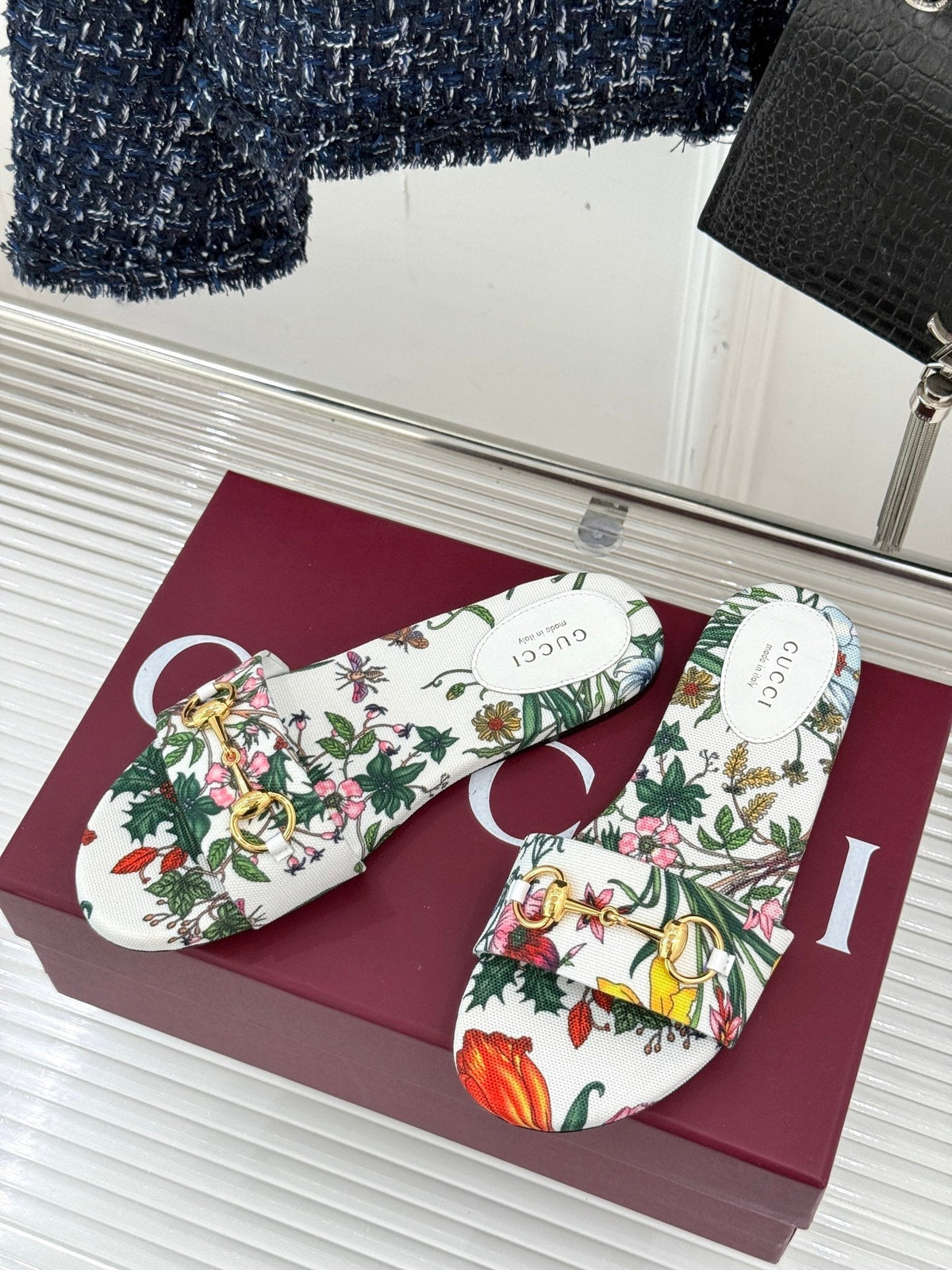 SLIDE SANDALS IN WHITE FABRIC FLORAL AND LEAF PRINT