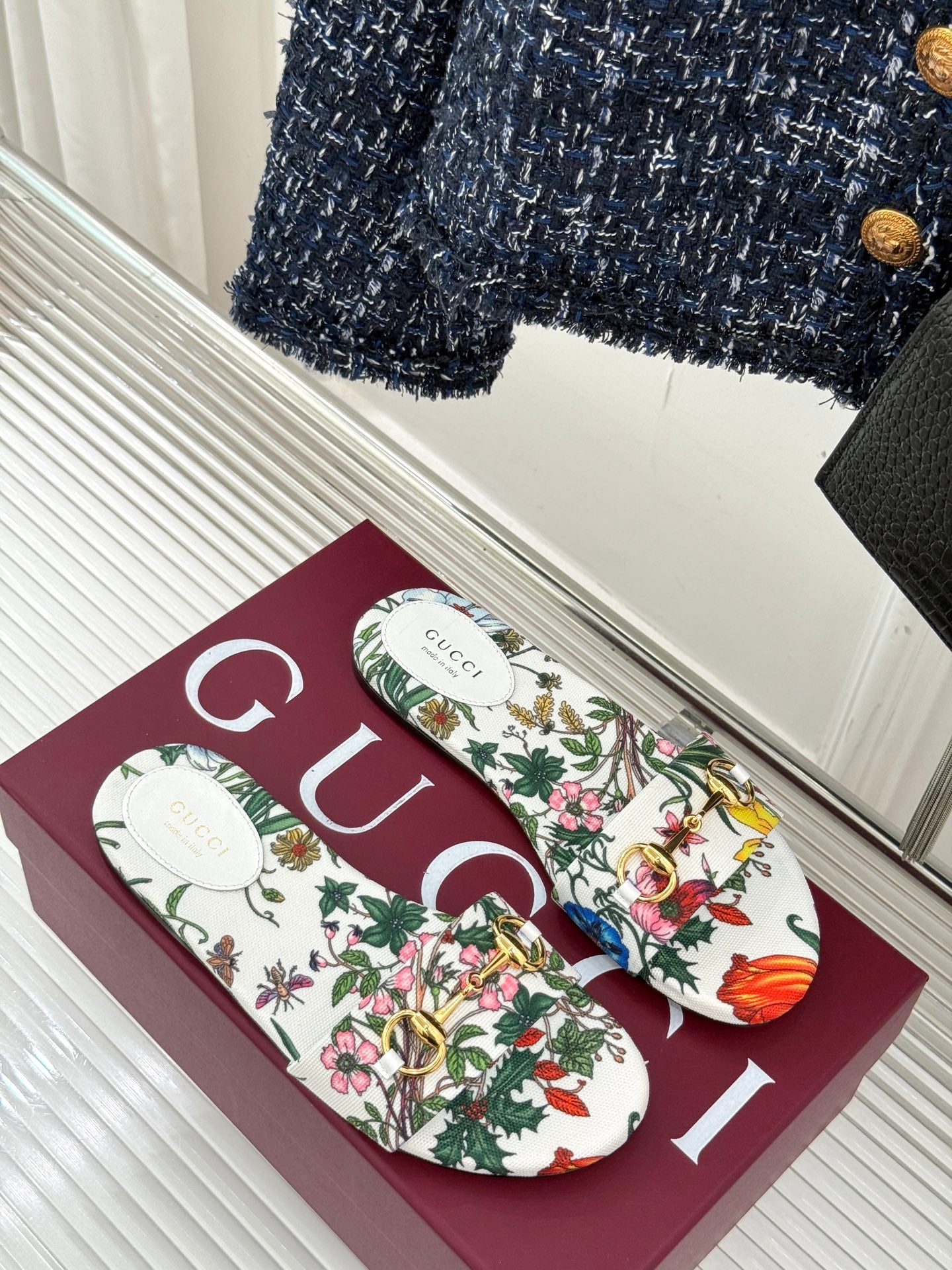 SLIDE SANDALS IN WHITE FABRIC FLORAL AND LEAF PRINT