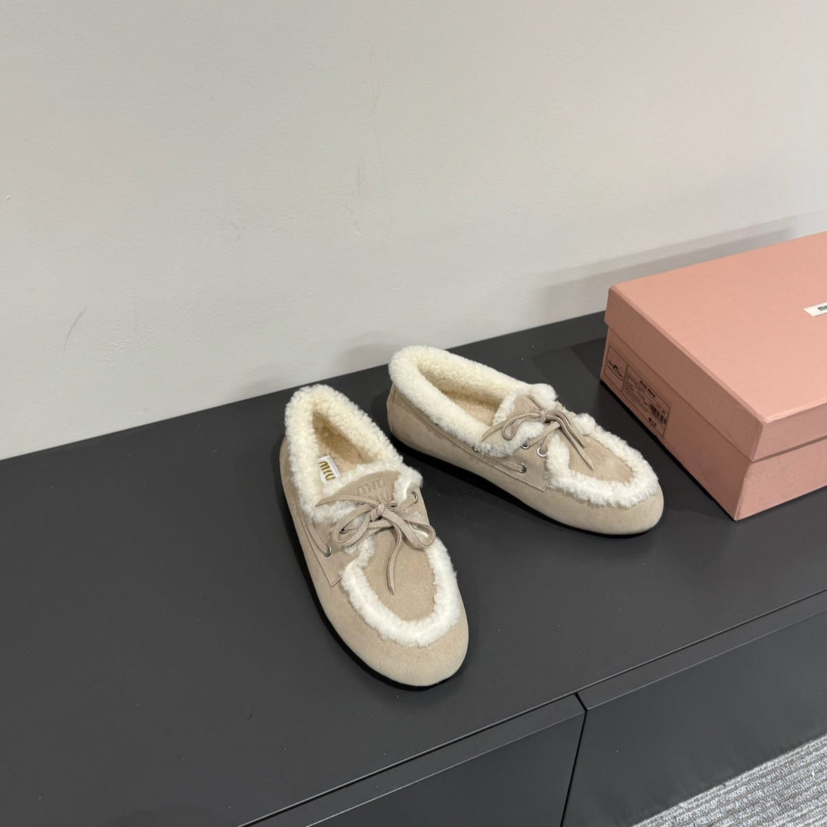LACE-UP LOAFERS IN BEIGE SUEDE AND WHITE FLEECE LINING
