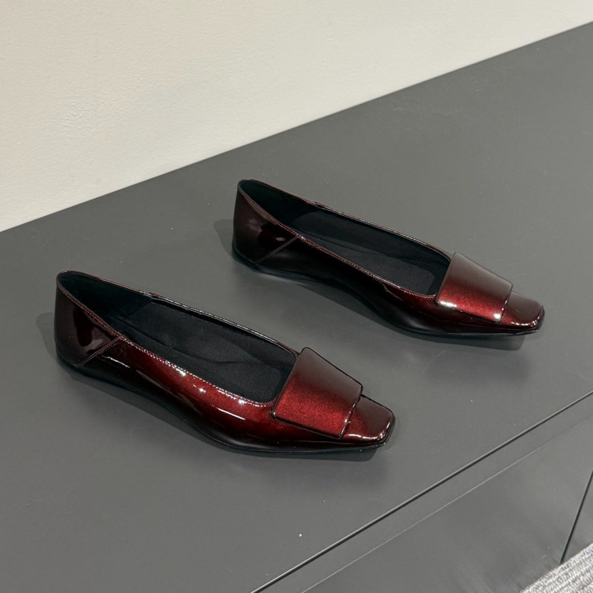 BALLERINA FLATS IN MAHAGANY RED PATENT CALFSKIN