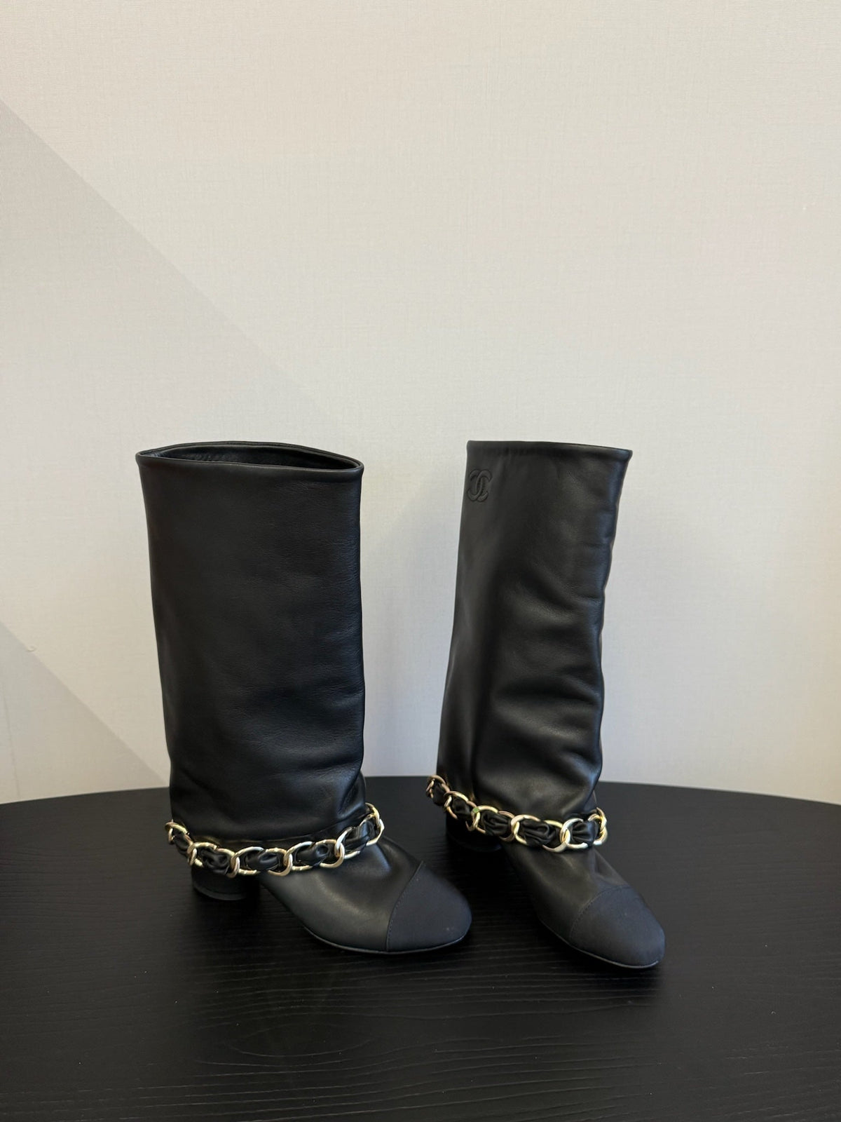CC BOOTS IN BLACK CALFSKIN WITH CHAIN