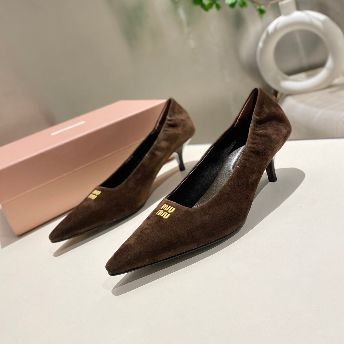 POINTED-TOE MID HEEL PUMPS IN CHOCOLATE SUEDE