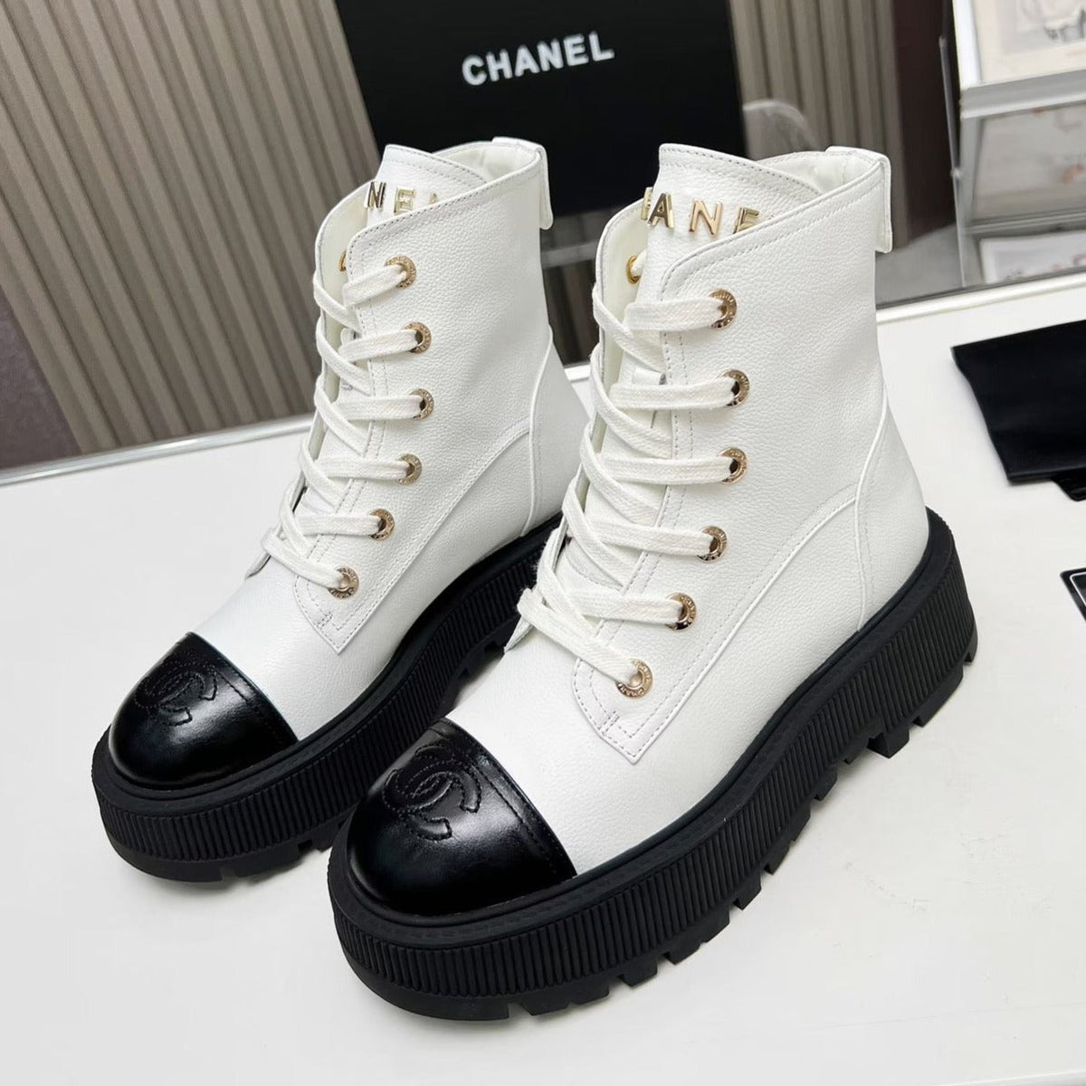 SHORT BOOTS IN WHITE MIX BLACK COWHIDE