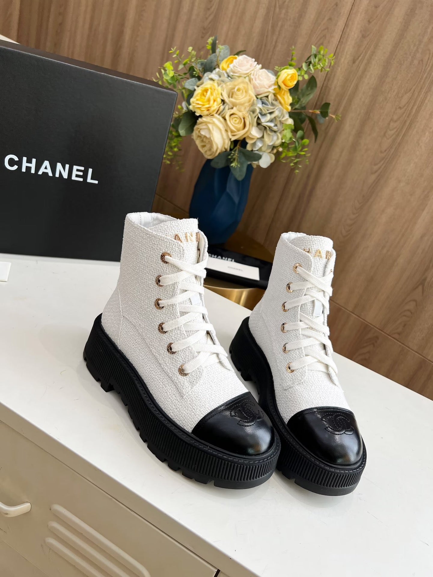 SHORT BOOTS IN WHITE TWEED AND BLACK CALFSKIN