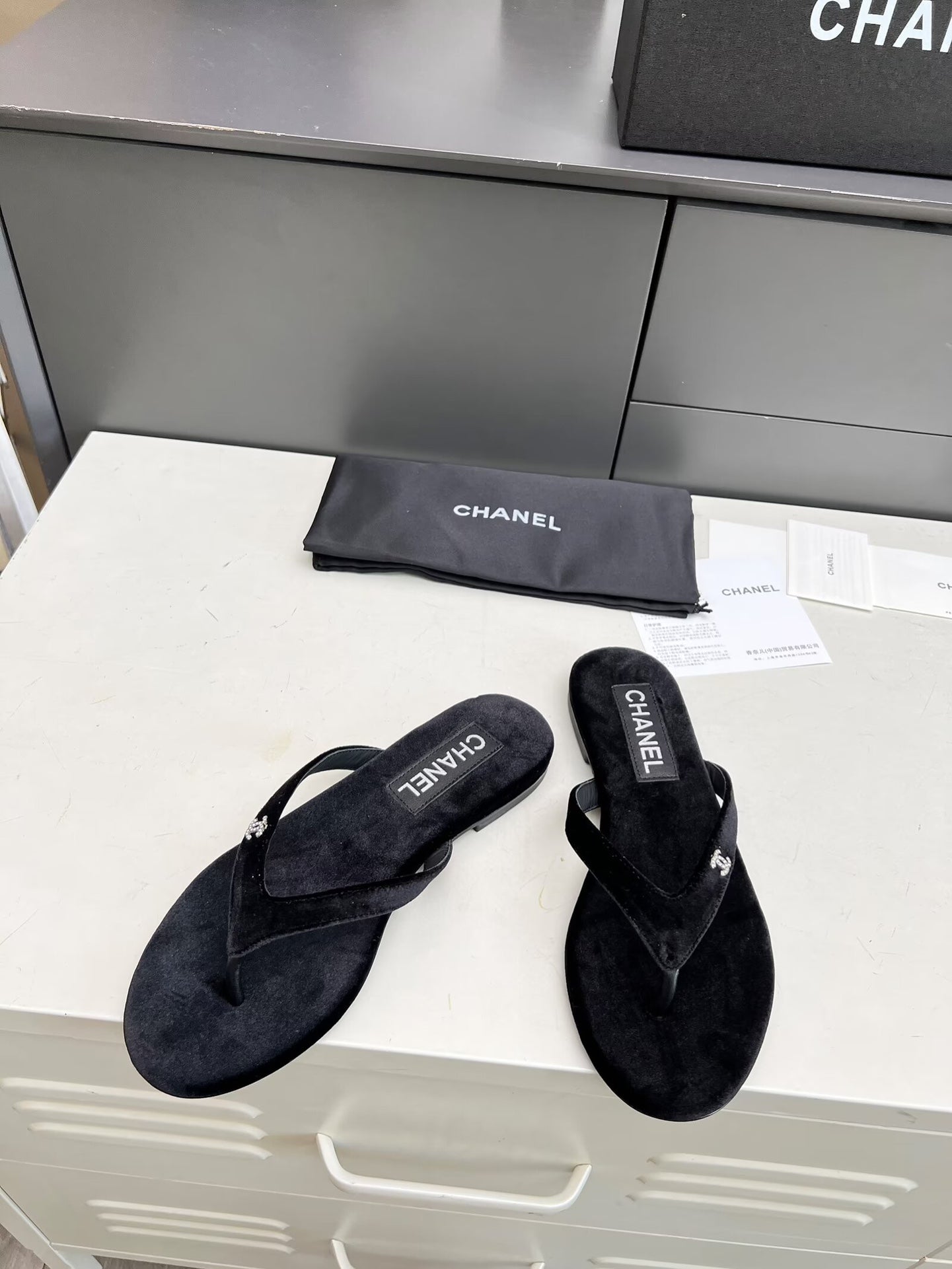 THONG SLIPPERS IN BLACK VELVET