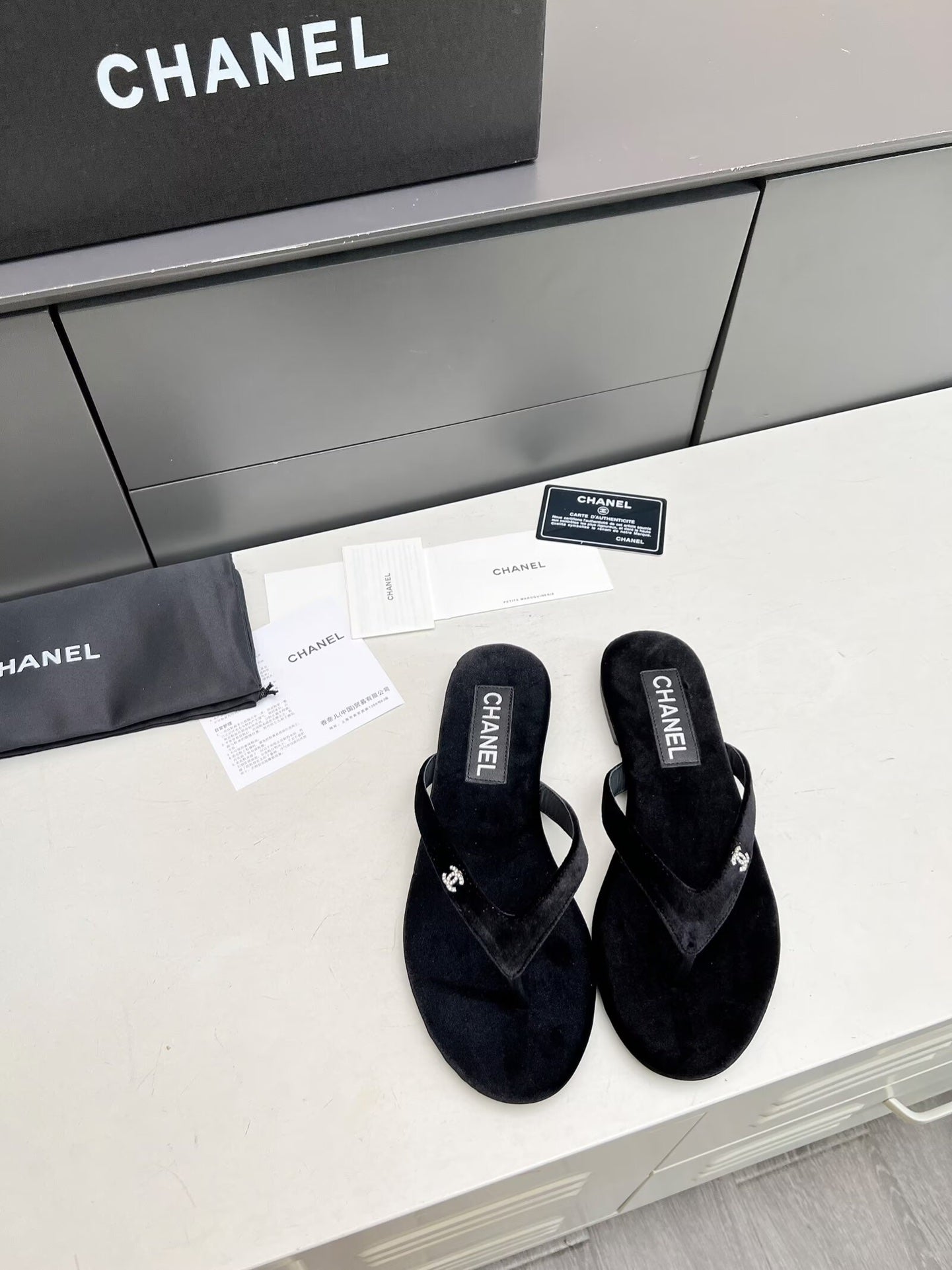 THONG SLIPPERS IN BLACK VELVET