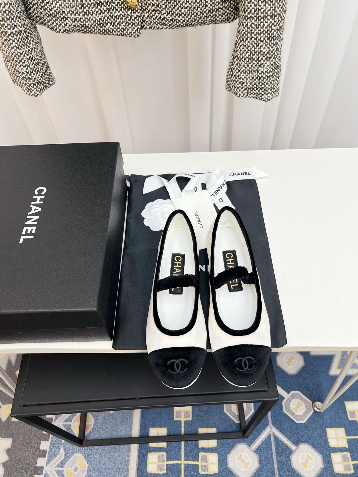 CC MARY JANE FLAT IN WHITE AND BLACK VELVET