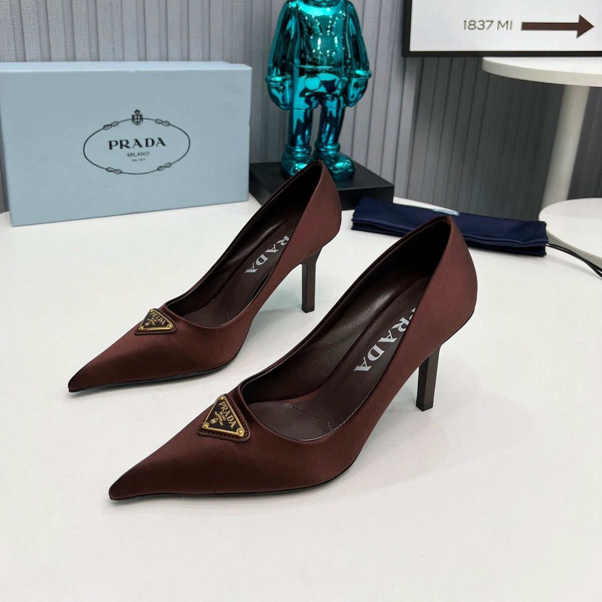 HIGH-HEEL PUMPS IN CHOCOLATE BROWN SATIN