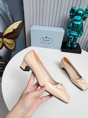 PRADA 26S SQUARE TOE PUMPS BLOCK HEEL 40MM IN NUDE BEIGE PATENT CALFSKIN WITH LOGO