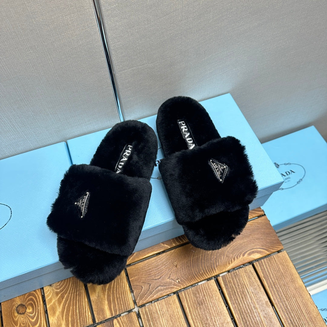 THICK-SOLED FUR SLIDES BLACK WITH TRIANGLE LOGO