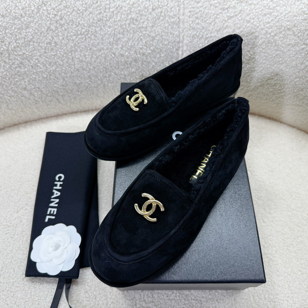 LOAFER IN BLACK SUEDE AND WOOL LINING