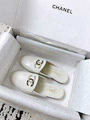 CC FLAT MULE IN WHITE CALFSKIN HARDWARE WITH ROCK MIX CHAIN