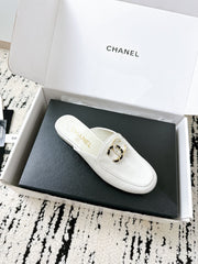 CC FLAT MULE IN WHITE CALFSKIN HARDWARE WITH ROCK MIX CHAIN