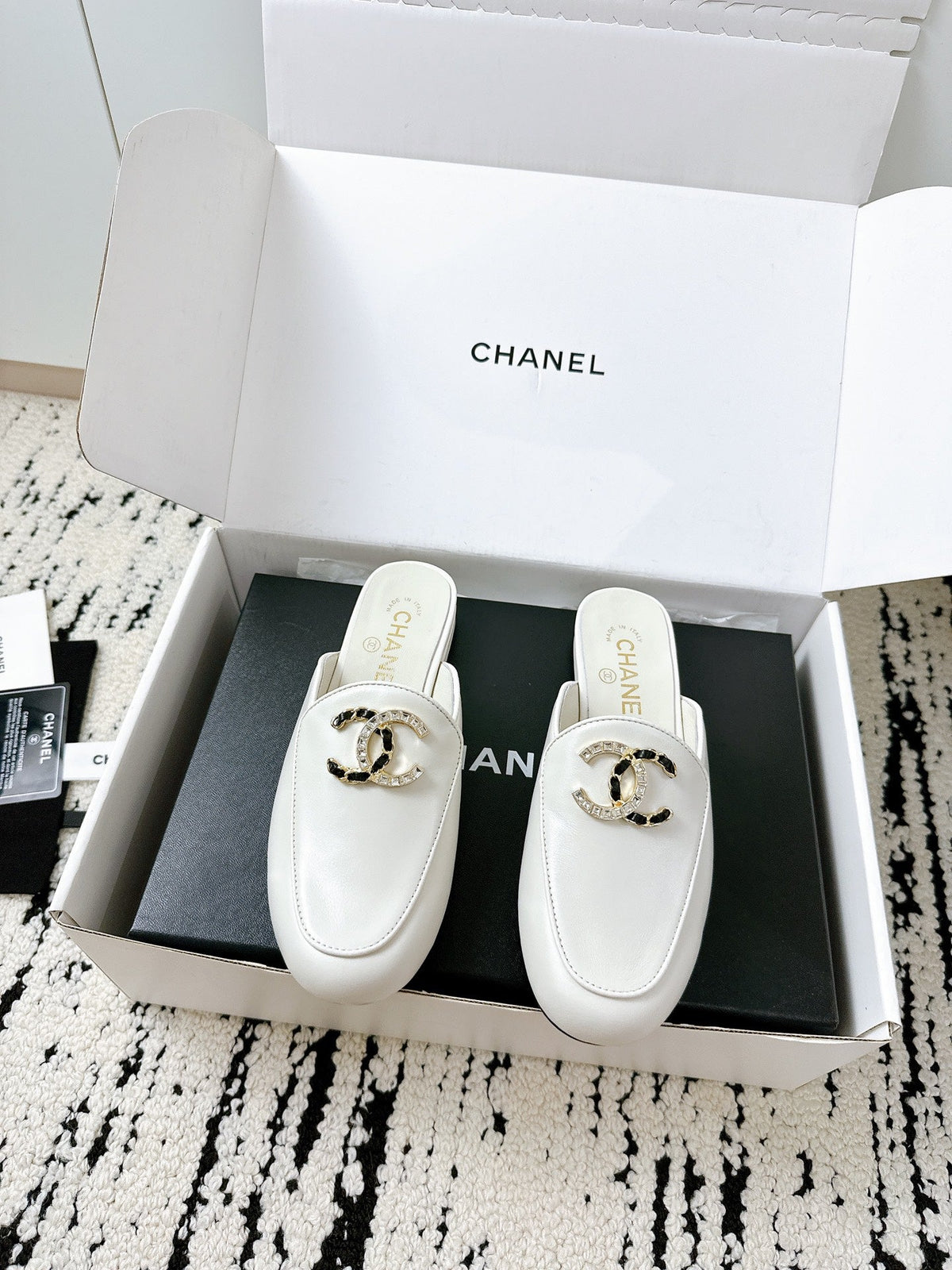 CC FLAT MULE IN WHITE CALFSKIN HARDWARE WITH ROCK MIX CHAIN