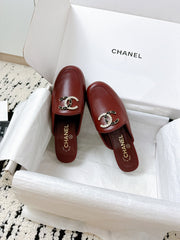 CC FLAT MULE IN RUBY RED CALFSKIN HARDWARE WITH ROCK MIX CHAIN