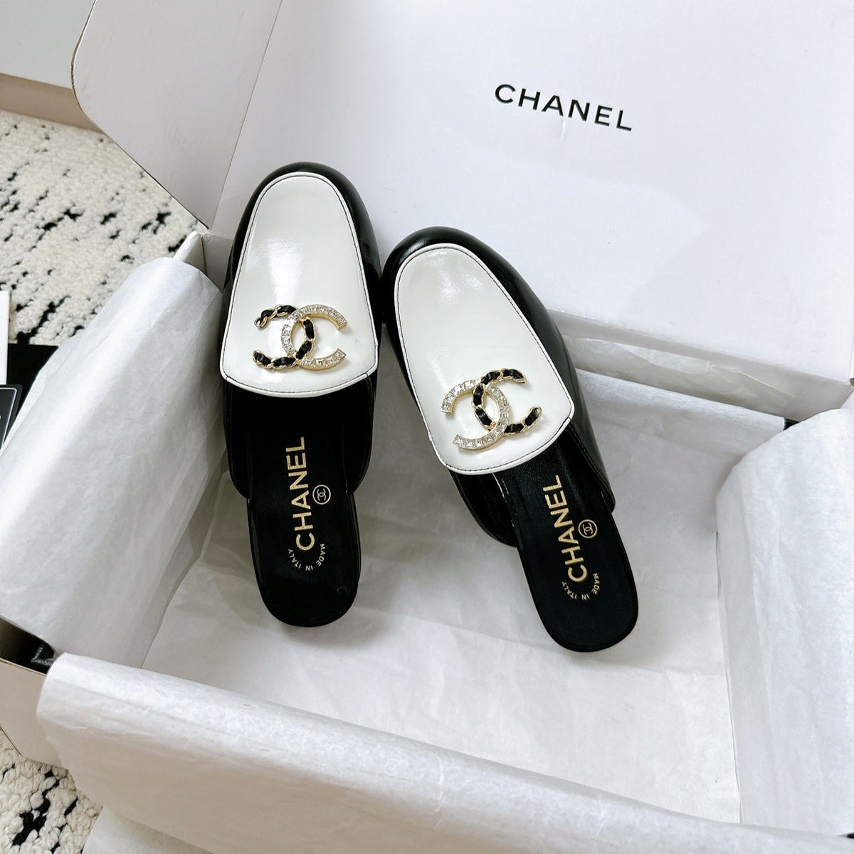 CC FLAT MULE IN WHITE AND BLACK CALFSKIN HARDWARE WITH ROCK MIX CHAIN