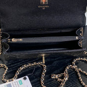 25C FLAP BAG 18 IN BLACK SHINY GRAINED CALFSKIN GOLD HARDWARE