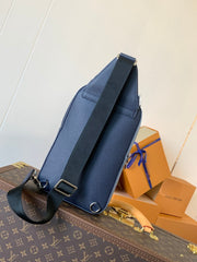 AVENUE SLINGBAG 31 IN NAVY BLUE TAIGA LEATHER
