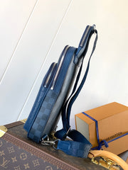 AVENUE SLINGBAG 31 IN NAVY BLUE TAIGA LEATHER WITH WHITE LOGO PRINTED