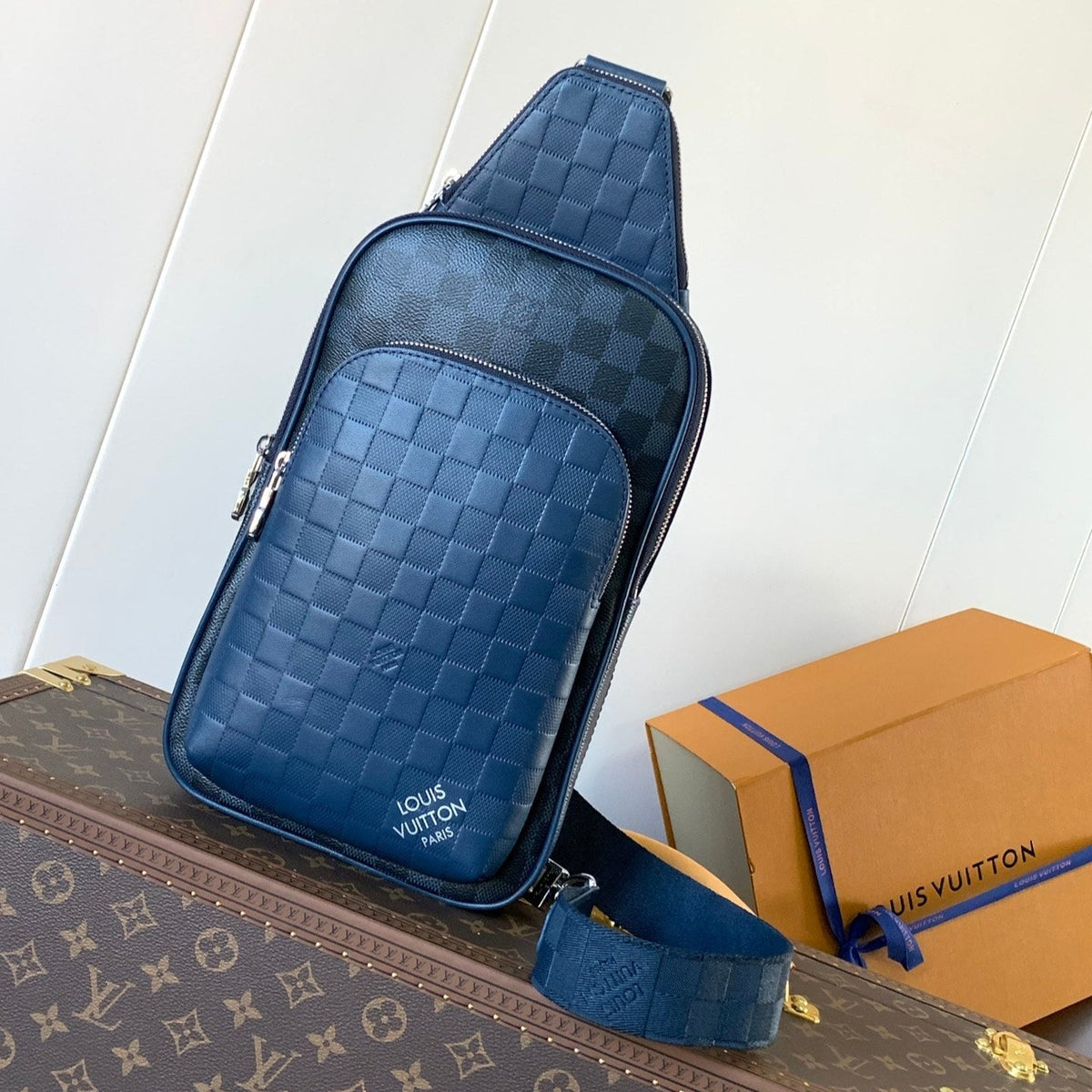 AVENUE SLINGBAG 31 IN NAVY BLUE TAIGA LEATHER WITH WHITE LOGO PRINTED