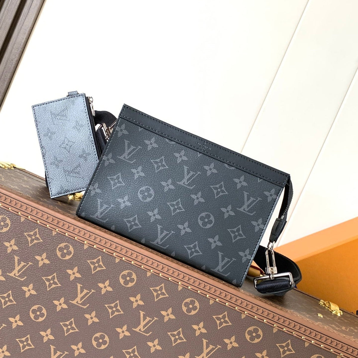 LV 25S GASTON WEARABLE WALLET 22 IN MONOGRAM ECLIPSE REVERSE CANVAS
