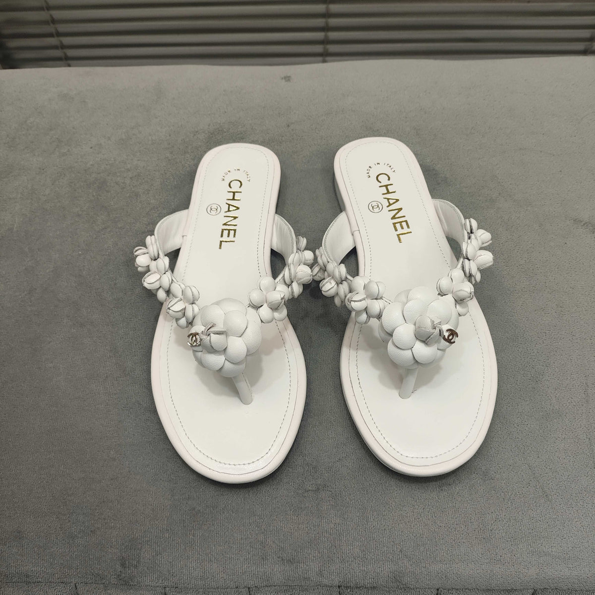 THONG SLIPPERS CAMELLIA IN WHITE CALFSKIN