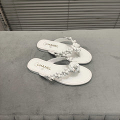 THONG SLIPPERS CAMELLIA IN WHITE CALFSKIN