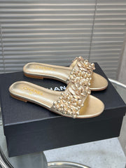 SLIPPERS CAMELLIA IN GOLD PANTENT CALFSKIN