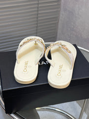 THONG SLIPPERS IN CREAM WHITE SOFT LEATHER WITH LOGO STICKER DETAIL