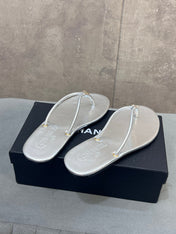 CHANEL 26S FLIP FLOPS IN SILVER CALFSKIN CC LOGO