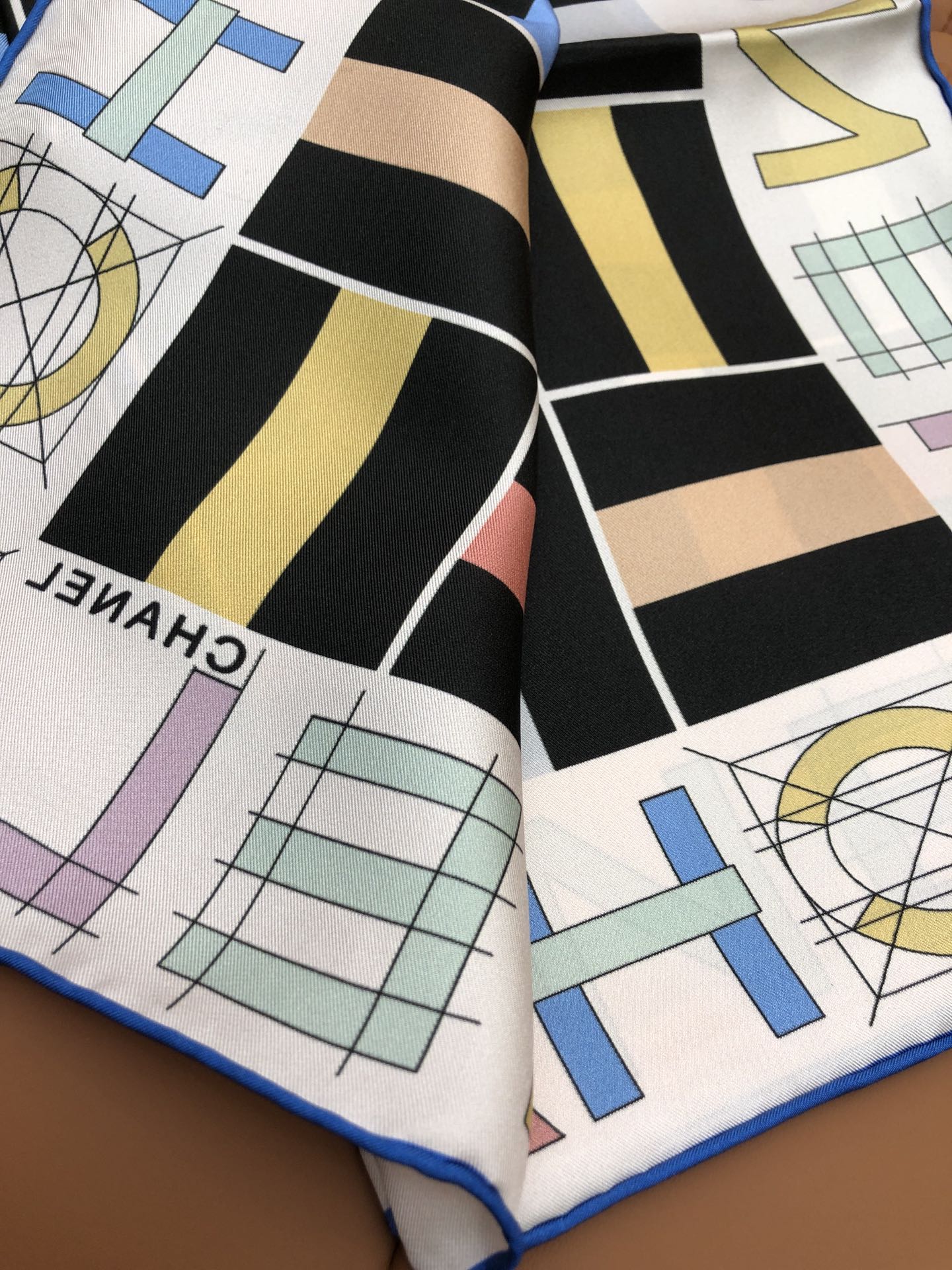 CHANEL 25S SCARF 90 IN SILK 704584