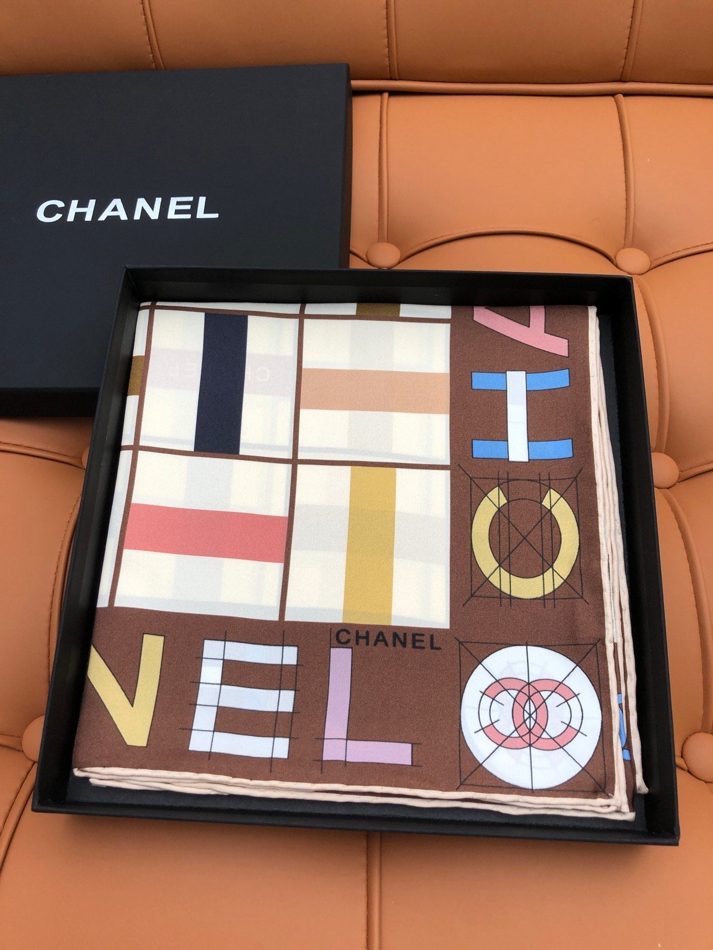 CHANEL 25S SCARF 90 IN SILK 704586