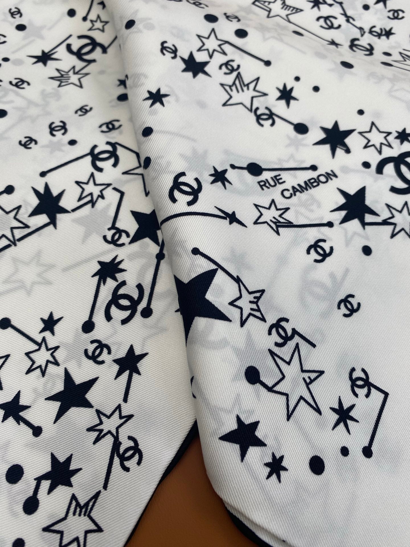 CHANEL 25S SCARF 90 IN SILK 704602