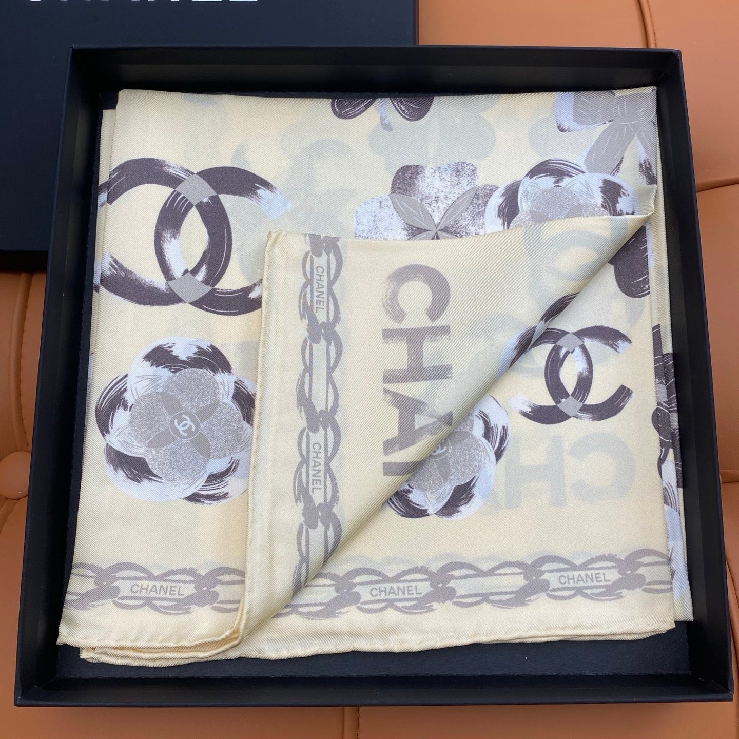 CHANEL 25S SCARF 90 IN SILK 703655