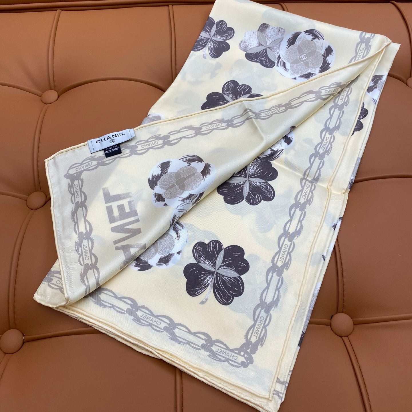 CHANEL 25S SCARF 90 IN SILK 703655