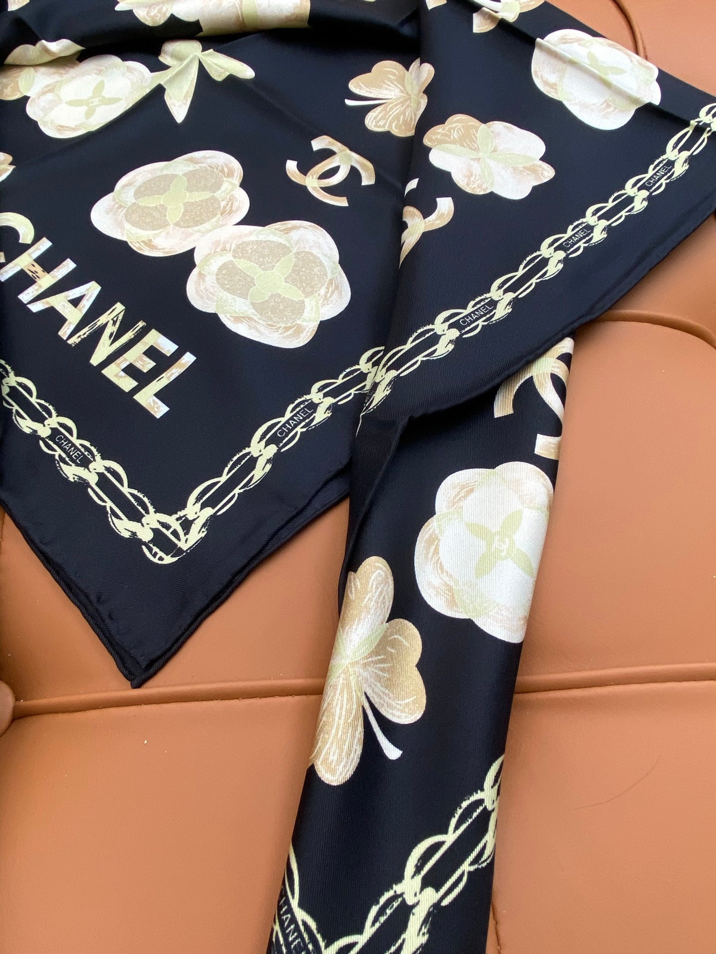 CHANEL 25S SCARF 90 IN SILK 703656