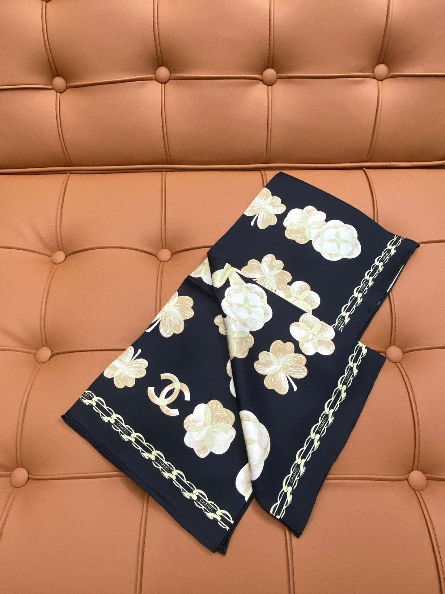 CHANEL 25S SCARF 90 IN SILK 703656