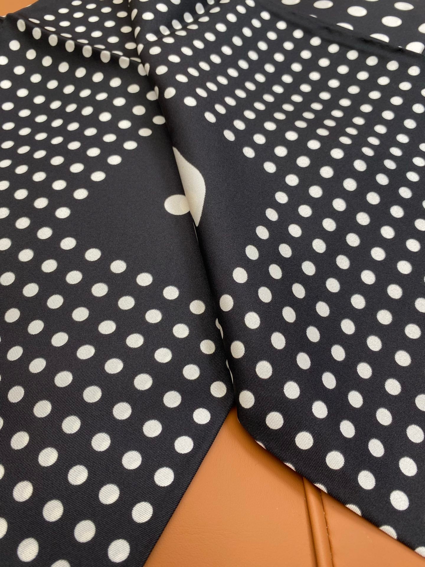 CHANEL 25S SCARF 90 IN SILK 703690