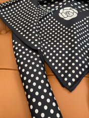 CHANEL 25S SCARF 90 IN SILK 703690