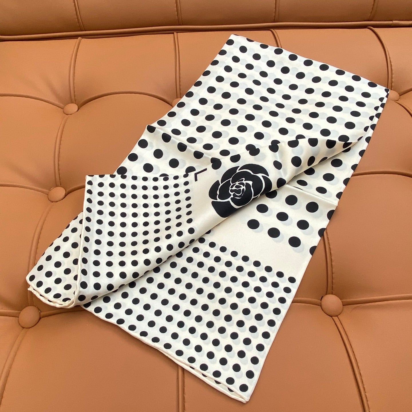 CHANEL 25S SCARF 90 IN SILK 703691