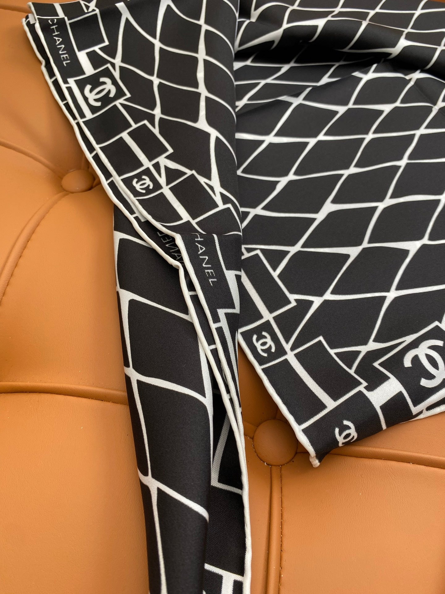 CHANEL 25S SCARF 90 IN SILK 703695