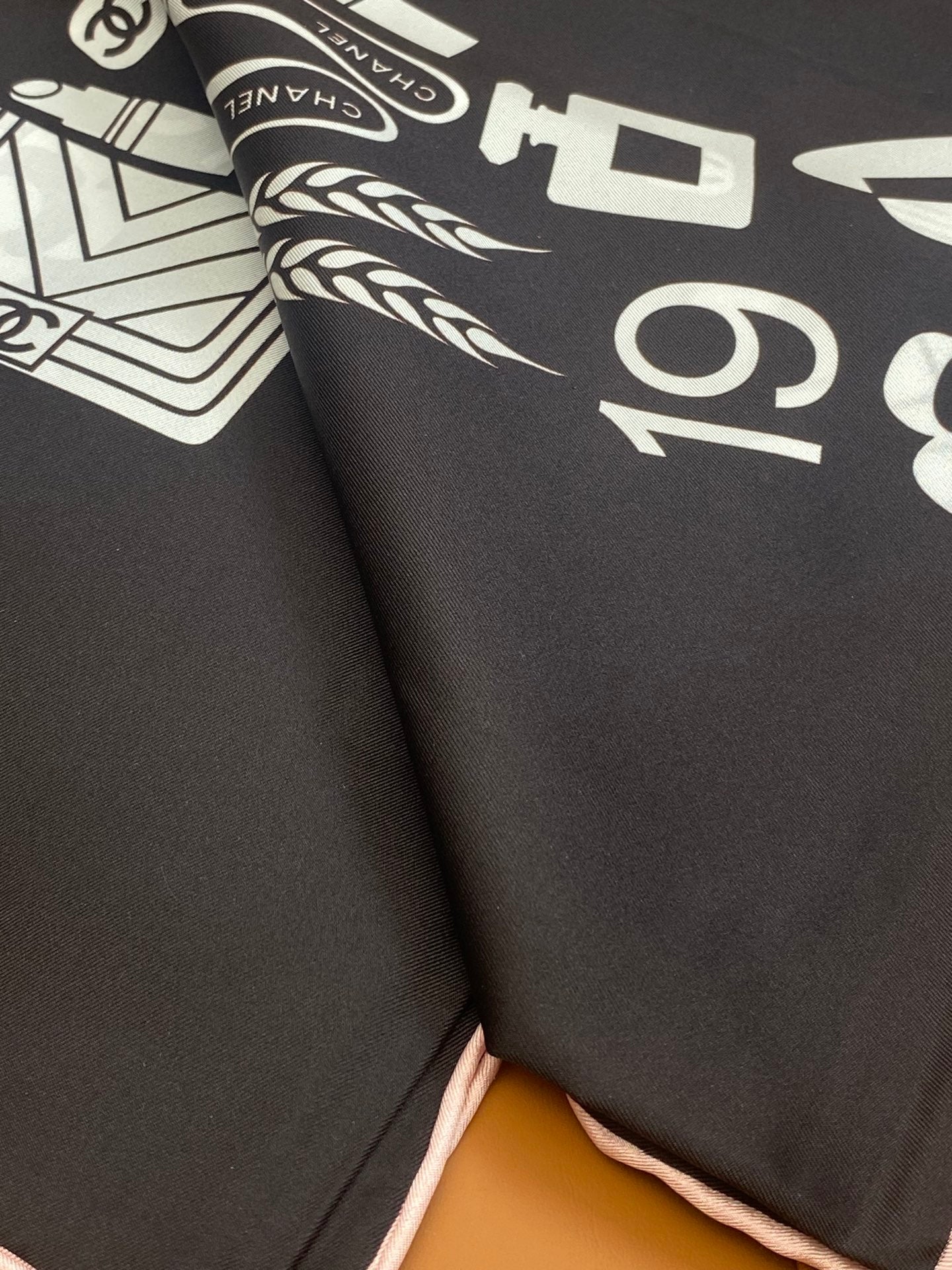 CHANEL 25S SCARF 90 IN SILK 703696