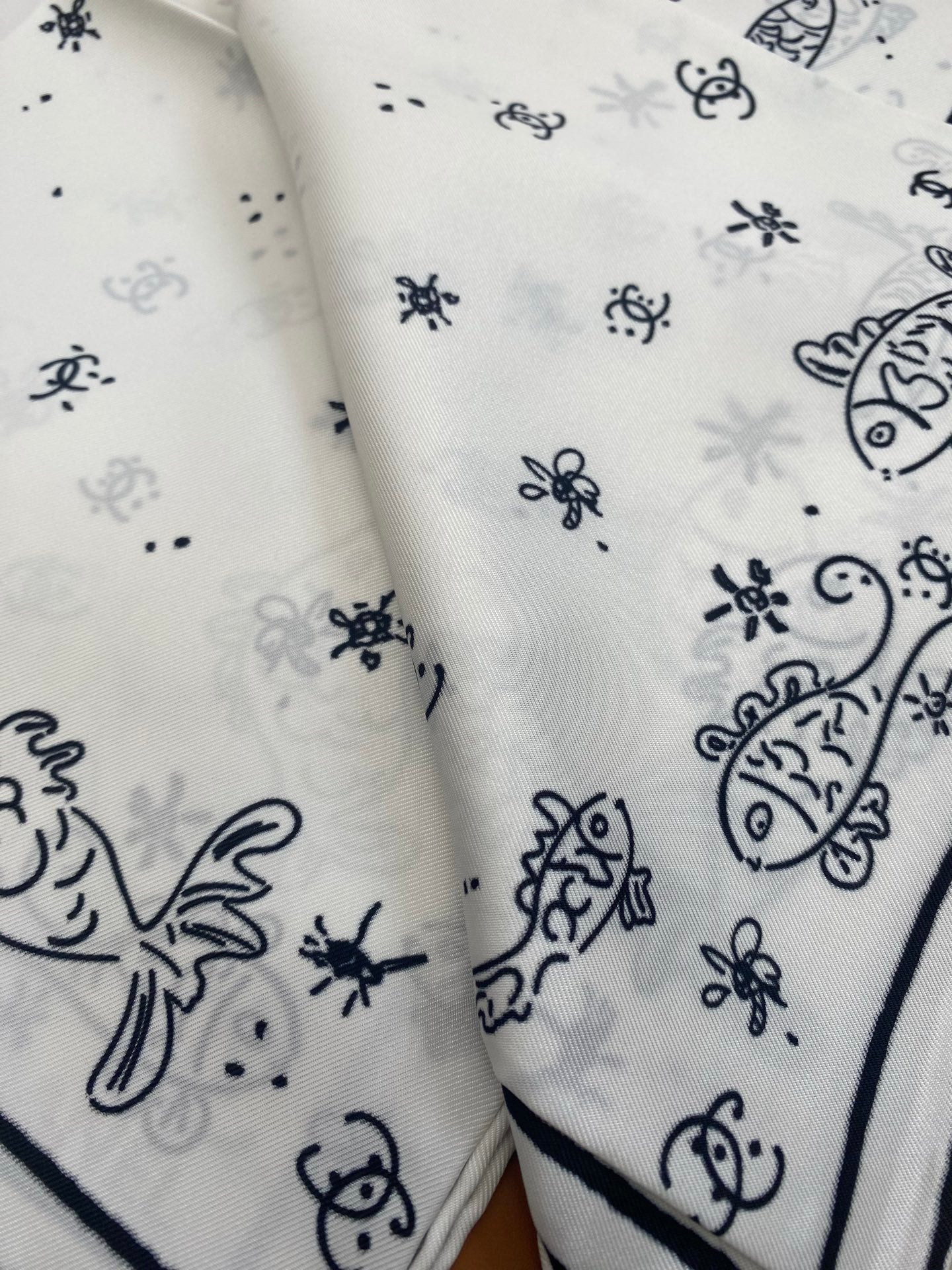 CHANEL 25S SCARF 90 IN SILK 703705