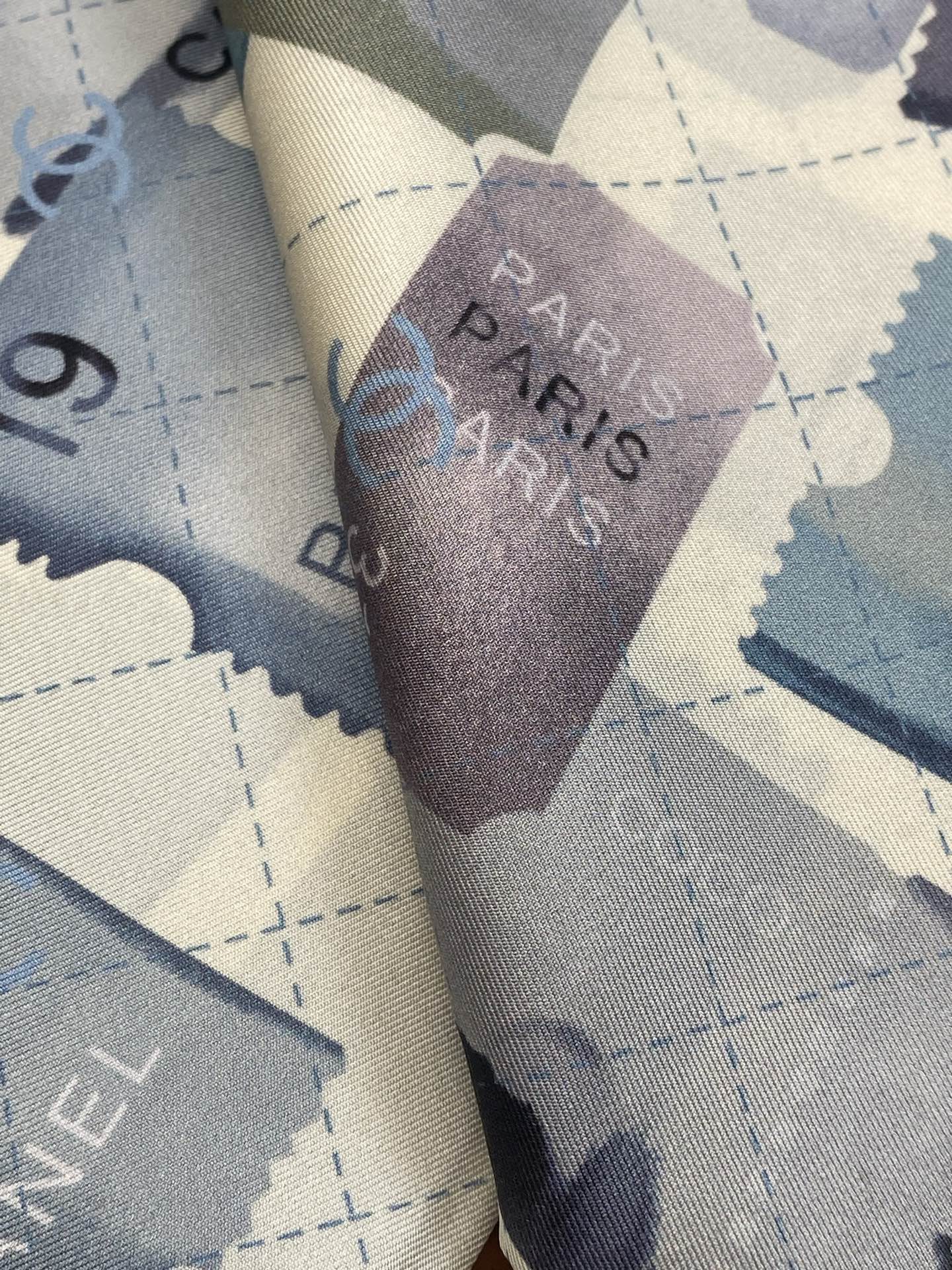 CHANEL 25S SCARF 90 IN SILK 703698