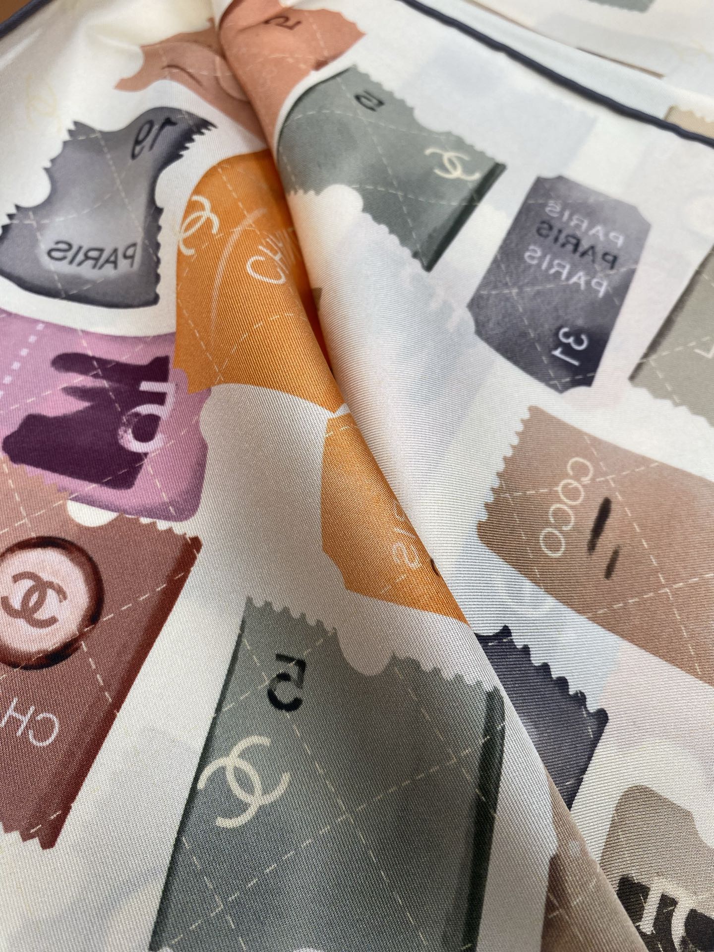 CHANEL 25S SCARF 90 IN SILK 703701