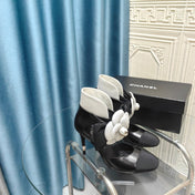 HIGH HEELS IN BLACK SHEEPSKIN WITH WHITE FLOWER